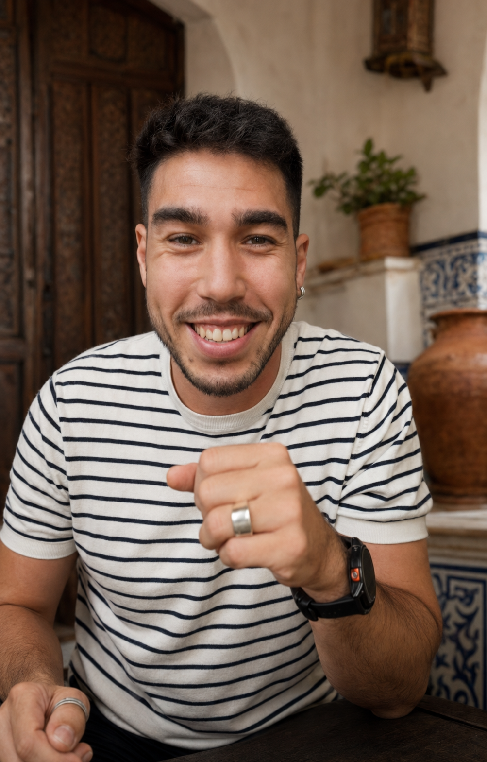 Fran, profesor de español, sonriendo en un patio de inspiración jerezana