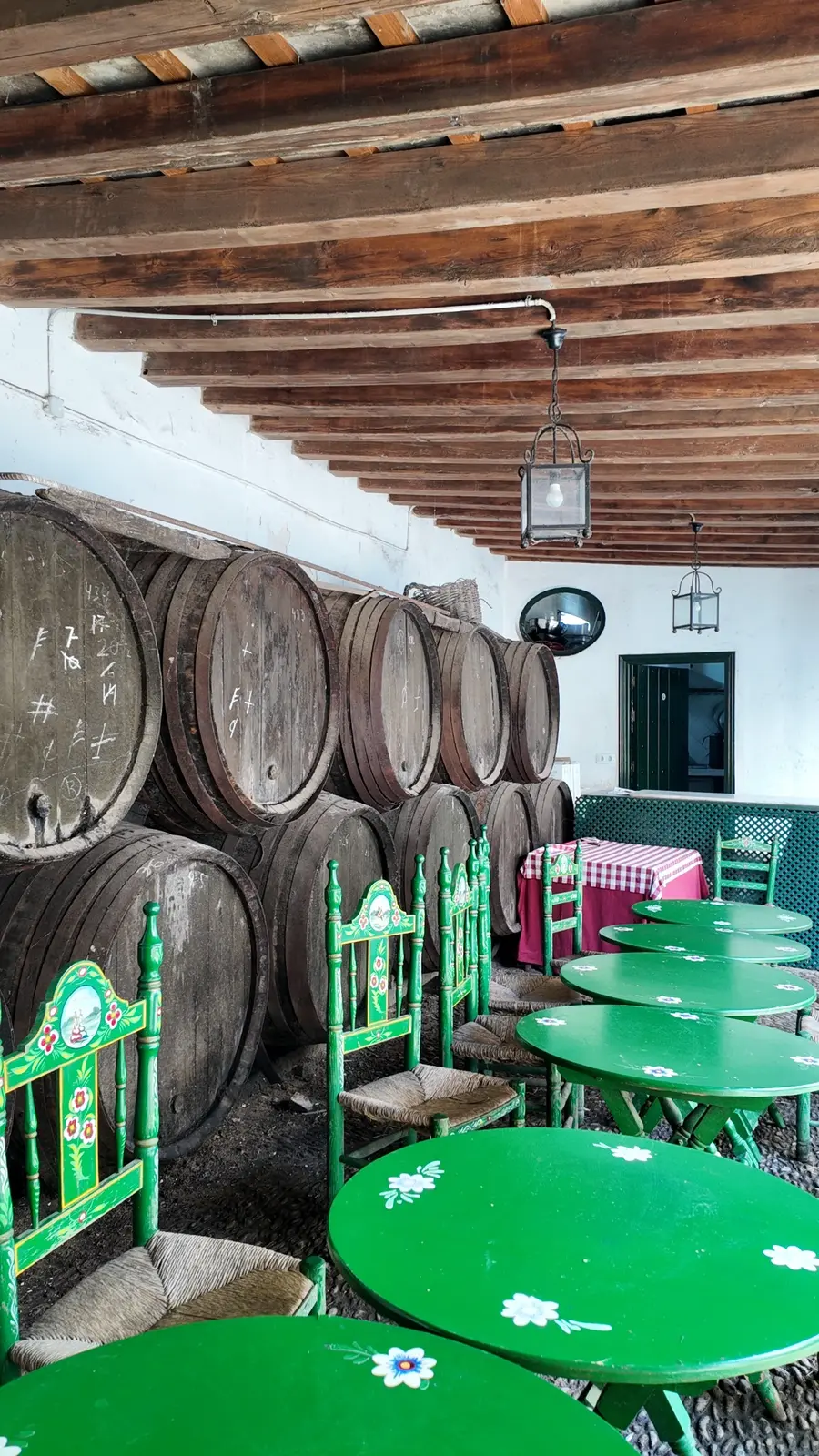 Bodega tradicional de Jerez con botas y sillas verdes